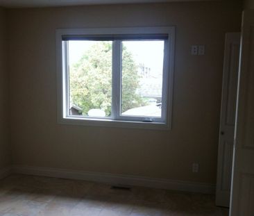 Hidden Gem - Modern Triplex ~2 Bedrooms 2.5 Bathrooms! - Photo 5