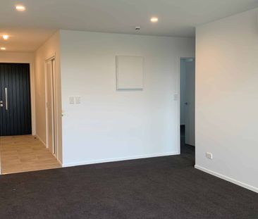 Sunny 2-bedroom upstairs apartment for rent - Photo 3