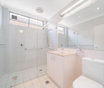 Charming Large 3-Bedroom Home - Photo 6