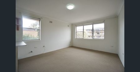 Minutes walk to Eastwood Station and Shops! - Photo 4