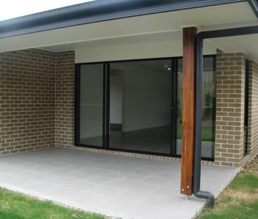 Family Home Conveniently Located Close to Parks, Schools, Shopping ... - Photo 3