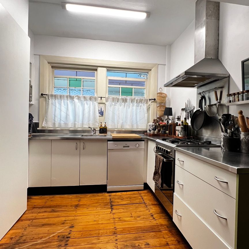 Elizabeth Bay - Photo 1