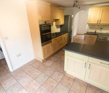 Rosebay, Wokingham, Berkshire, RG40 - Photo 3