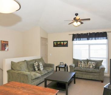 Top Floor Corner Unit | Vaulted Ceilings | Heat & Water Included. - Photo 4