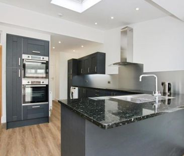 If you are looking to rent an en-suite room, in a modern 5 bedroom ... - Photo 4