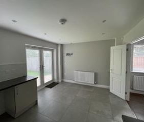 3 bedroom semi-detached house to rent - Photo 6