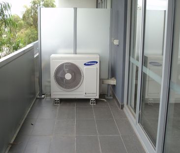 Premium location! Heart of the Uni Hill! Walking to RMIT! - Photo 4