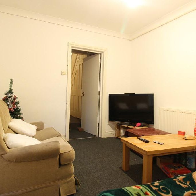 5 bedroom end of terrace house to rent - Photo 1