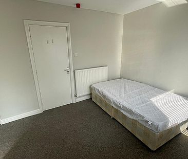 Fantastic Double Bedroom in Shared En-Suite Student Property, Close... - Photo 2