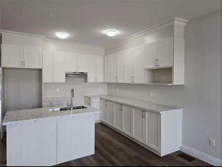 For Lease - 16 Warren Tr Trail, Welland, Ontario - Photo 4