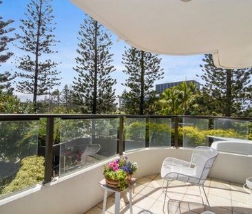 Entire half-floor overlooking Yacht Club. - Photo 4