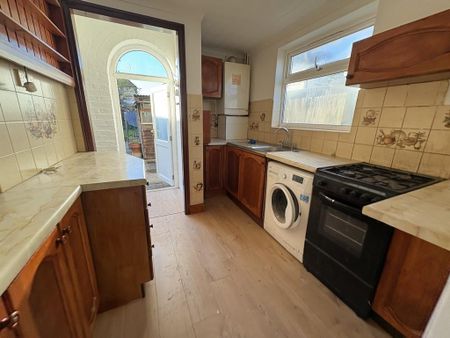 3 bedroom semi-detached house to rent - Photo 4