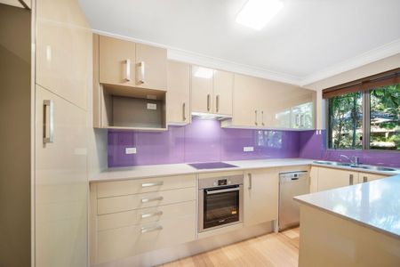 Stylishly renovated parkside apartment offering convenience and serenity - Photo 4