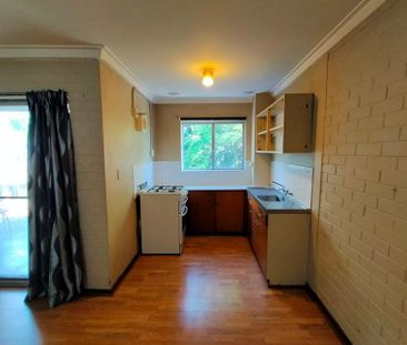 MODERN, LARGE UNIT. VIEWS VIEWS!! TOP LOCALE. CLOSE TO AMENITIES. - Photo 2