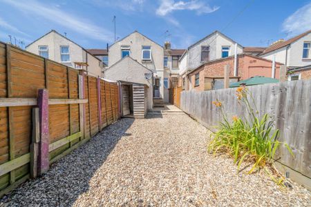 3 bedroom terraced house to rent - Photo 2
