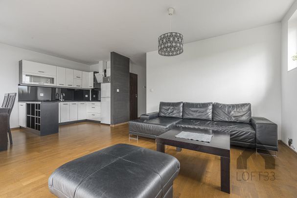 Klimatyzowane, trzypokojowe mieszkanie z parkingiem i ogrodem w Jaworznie do wynajęcia | Spacer 3D - Photo 1