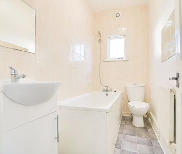 3 bedroom flat to rent - Photo 5