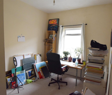 2 Bed Flat - Purpose Built - Photo 5