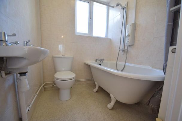 Deirdre Avenue, Wickford, Essex, SS12 - Photo 1