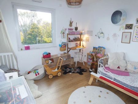 Moderne 4-Zimmer-Dachgeschoss-Wohnung mit Einbauküche und Aufzug im Haus - Photo 3