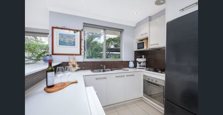 Tranquil & leafy top floor apartment in Freshie Basin - Photo 3