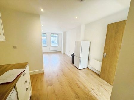 Victoria Street, Englefield Green, Egham, Surrey, TW20 0QY - Photo 2