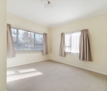 3 Bedroom Brick & Tile Home in Central Papatoetoe - Photo 2