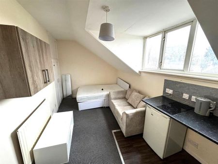 1 bedroom in a house share to rent - Photo 5