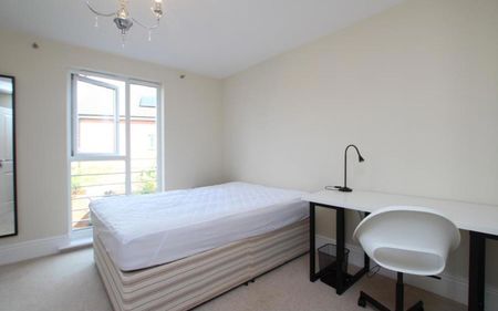 *** STUDENT HOUSE *** A stunning six bedroom student house offered on a fully furnished basis with bills included. Recently refurbished, the property is available from July 2026. - Photo 3