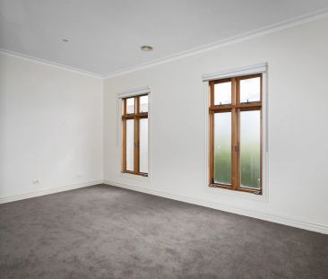 Beautifully Maintained Townhouse - Quiet & Convenient Location - Photo 3