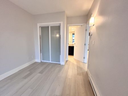 Bright 2 Bed + Solarium In Yaletown | Homer Street | Parking • Views - Photo 5