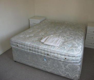 3 bedroom end of terrace house to rent - Photo 2