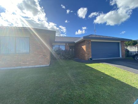 49 Eden Park Drive, Rototuna — - Photo 4