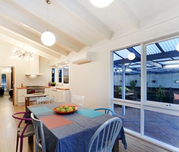 Perfectly Positioned Family Home in a Quiet Court Location - Photo 2