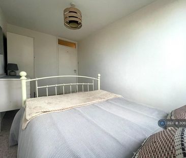 3 bedroom flat to rent - Photo 6