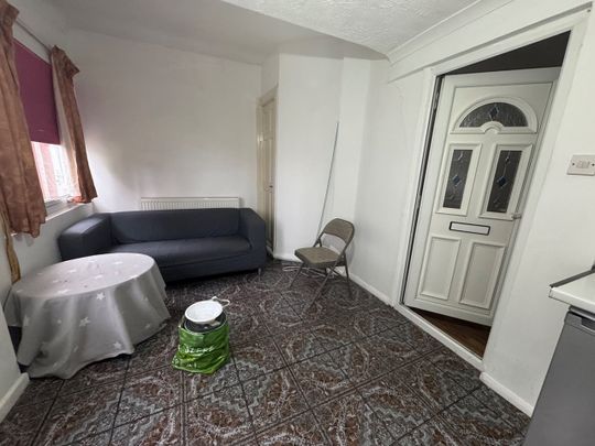 2 Bed Flat, Wolves Lane, N13 - Photo 1