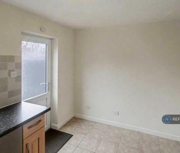 2 bedroom semi-detached house to rent - Photo 6