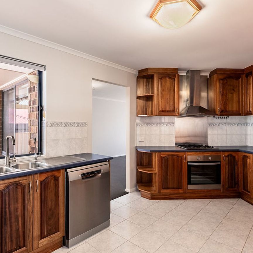 Spacious Family Home in a Prime Coastal Location - Photo 1