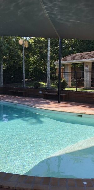 Air conditioned & Renovated 3 Bedrooms Townhouse - Photo 1