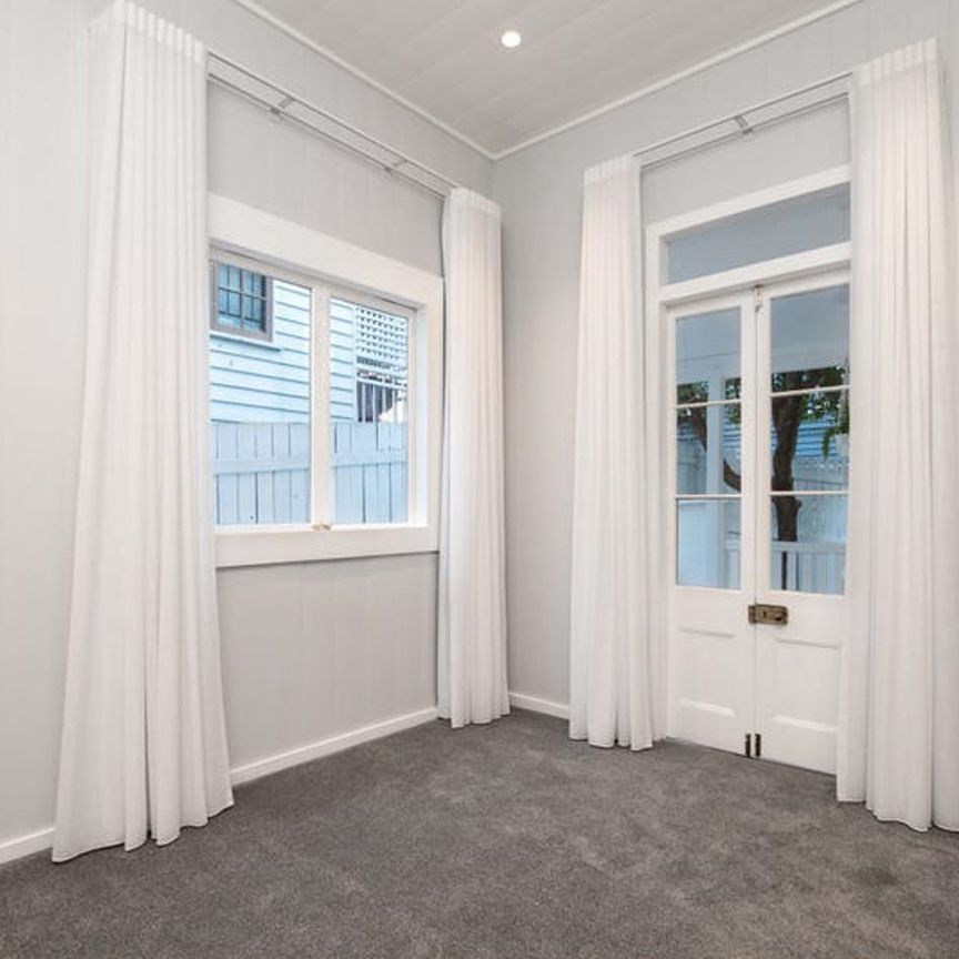 Contemporary Inner-City Living in a Prime Spring Hill Location! - Photo 1