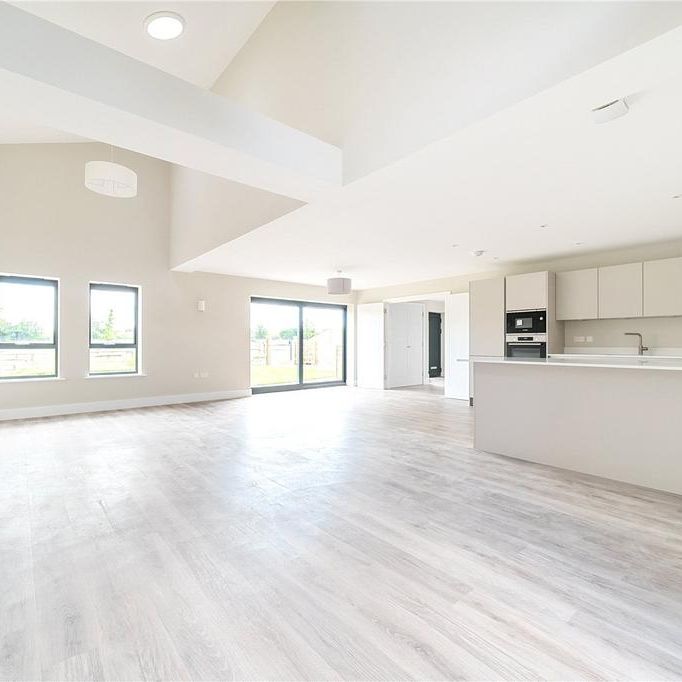 4 bedroom end of terrace house to rent - Photo 1