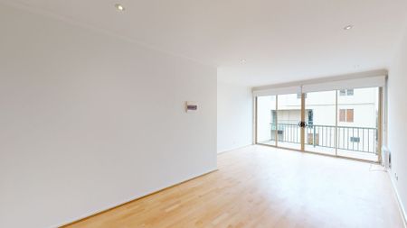 Spacious two level apartment - Photo 3