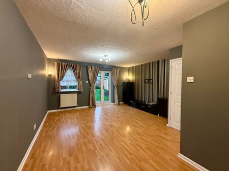 Village Close, Herts, Hoddesdon - Photo 3