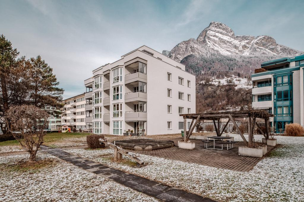 Sanierte 2.5-Zimmer-Attikawohnung mit Bergblick zu vermieten - Photo 1