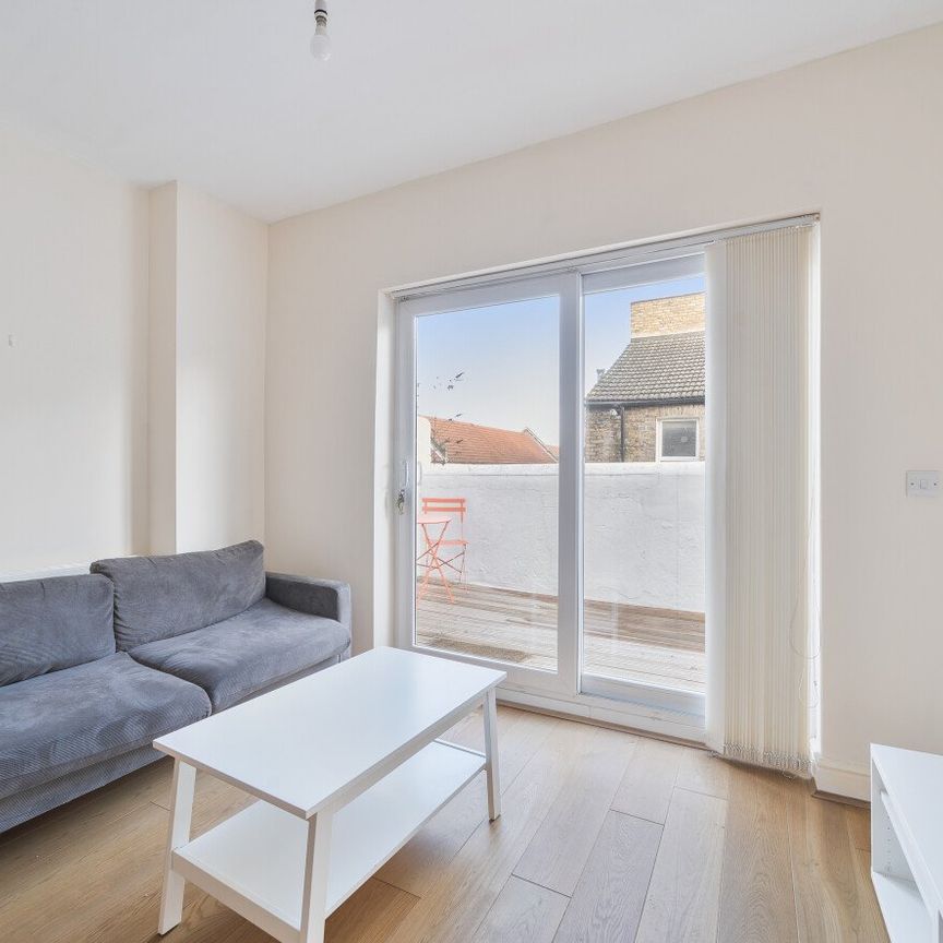 Balham Hill, London, SW12 - Photo 1