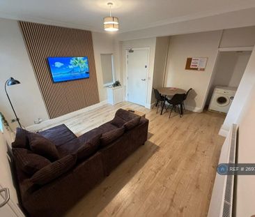 1 bedroom in a house share to rent - Photo 2