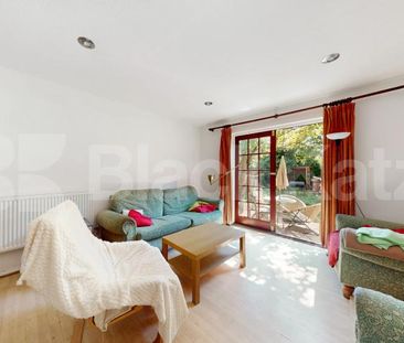 Generous four bed house, Includes heating & hot water - Photo 2