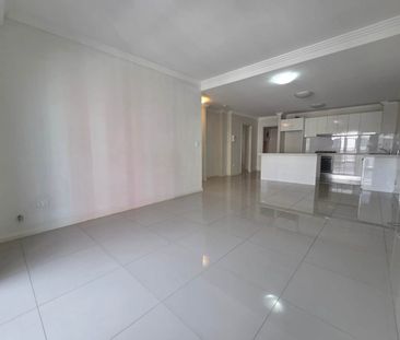 Luxury unit between Westfield & Station - Photo 4