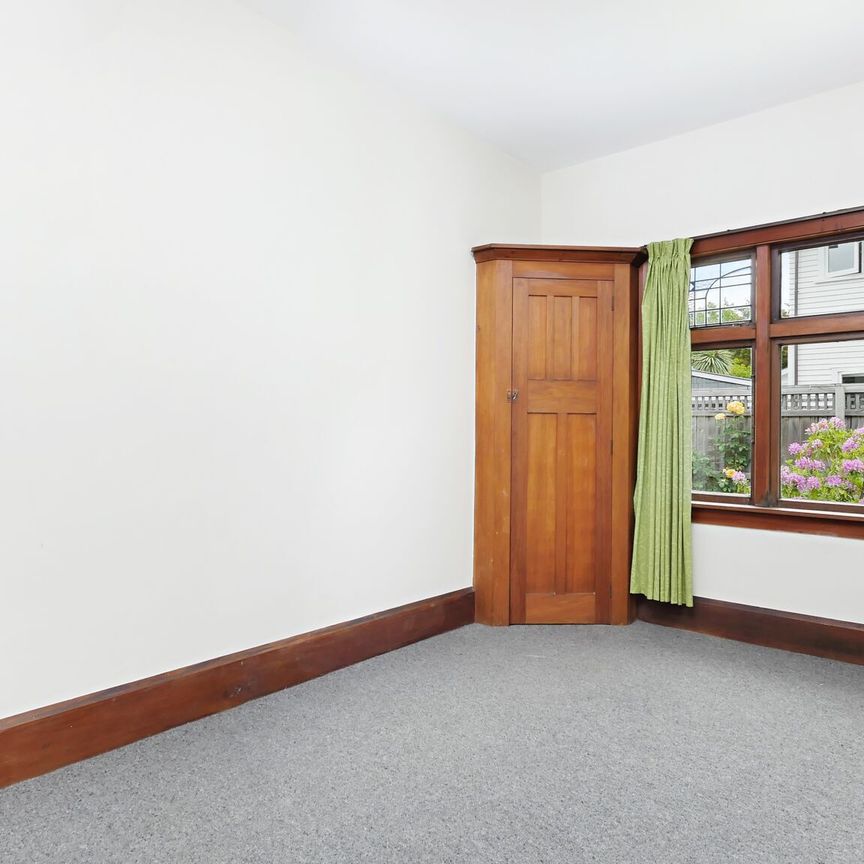 CHARACTER PLUS! - Photo 1