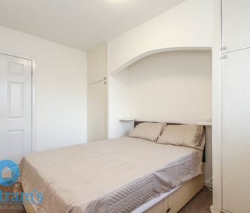 3 bed Flat for Rent - Photo 6